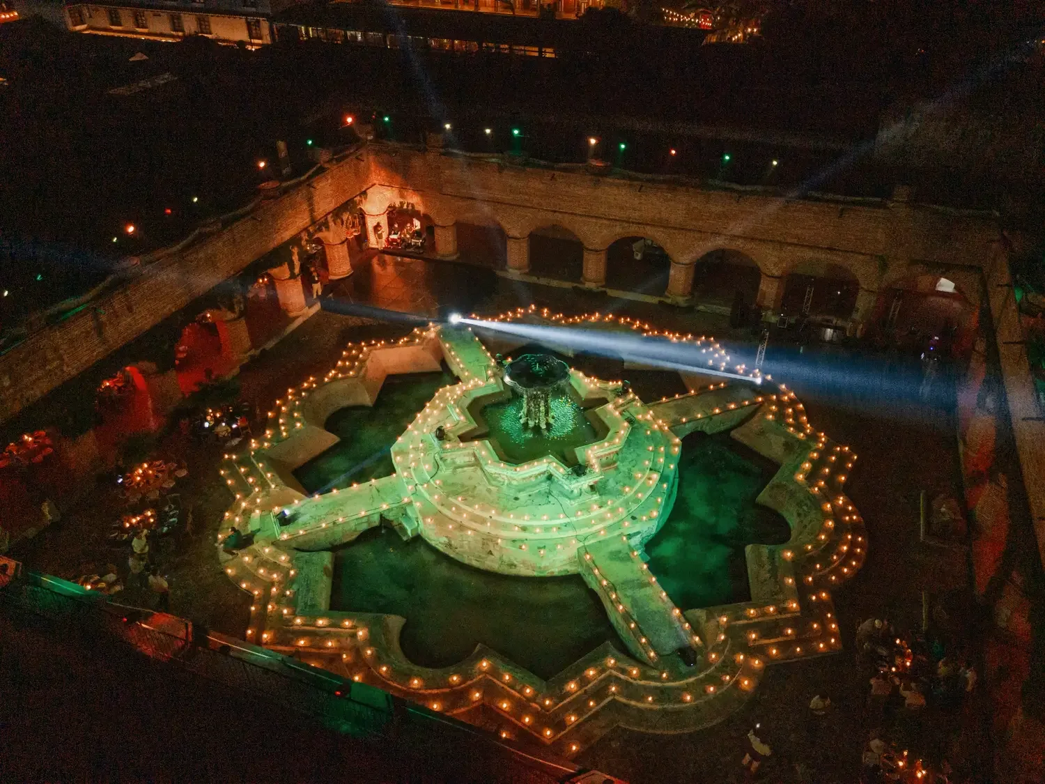Vista nocturna de la sede en Antigua Guatemala durante el Congreso Palmero.