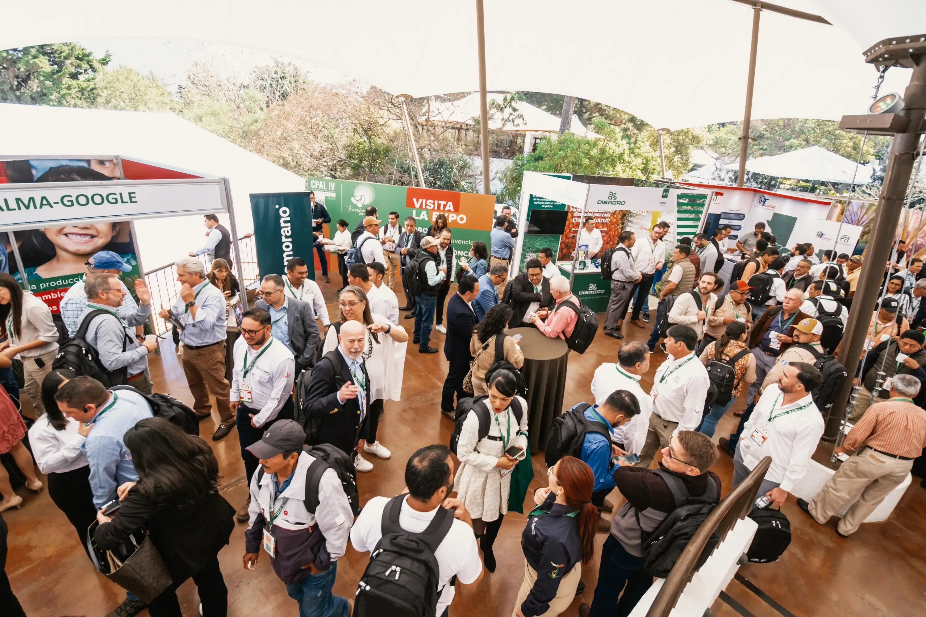 Visitantes en el área de Expo CPAL.