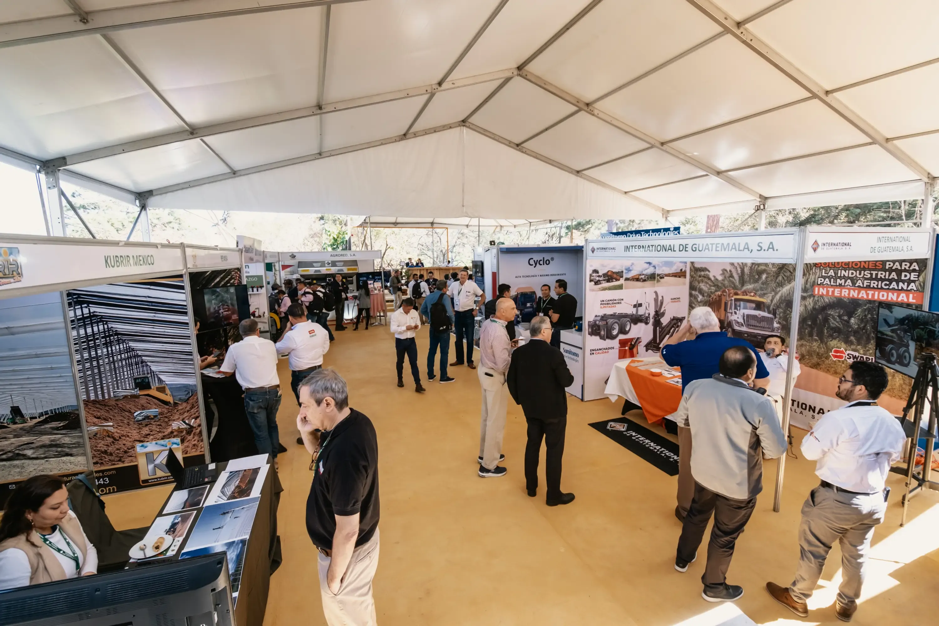 Participantes conversando con expositores en Expo CPAL.