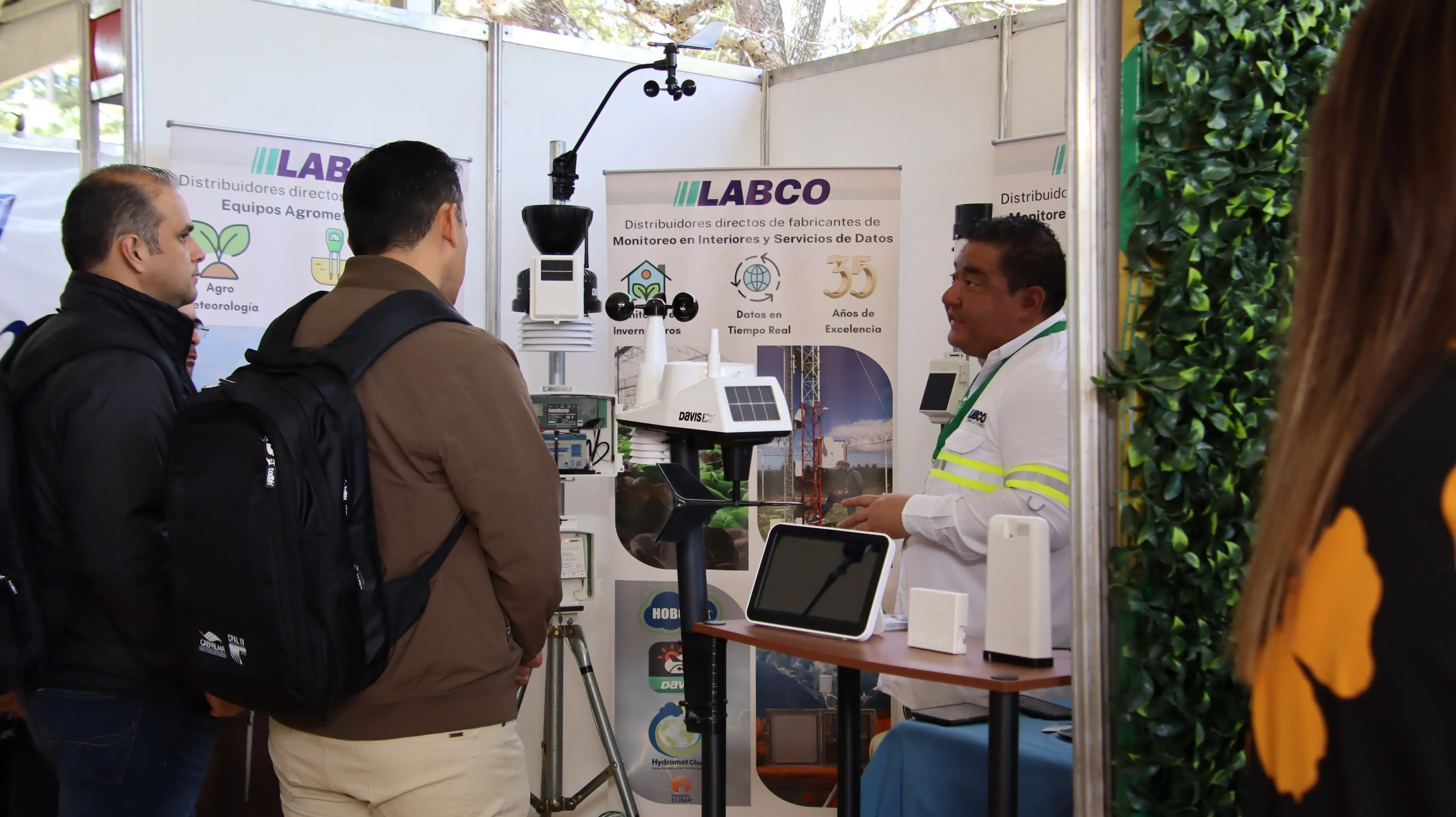 Participantes recorriendo el área de estands de la EXPO CPAL.