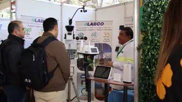 Participantes recorriendo el área de estands de la EXPO CPAL.