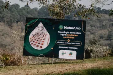 Presencia de marca en mantas durante el evento.